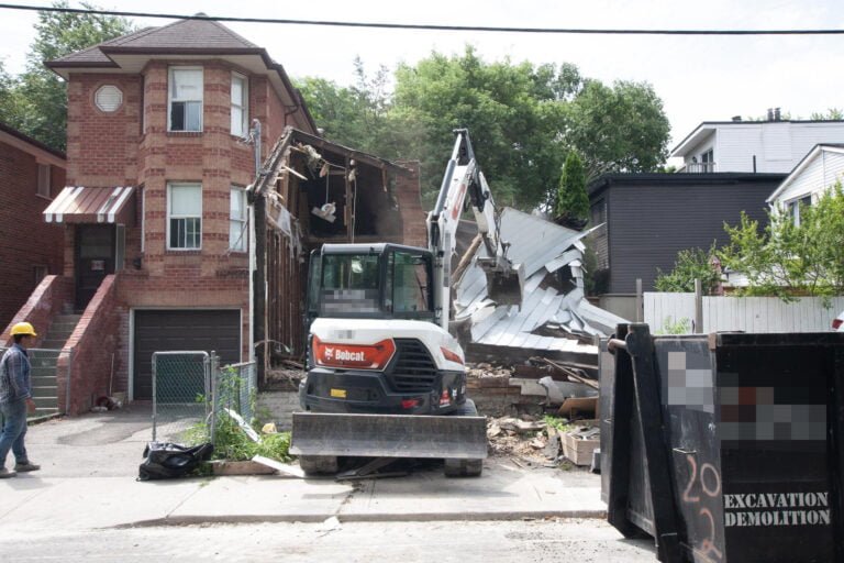 Demolition of a side wall of a house during external demolition