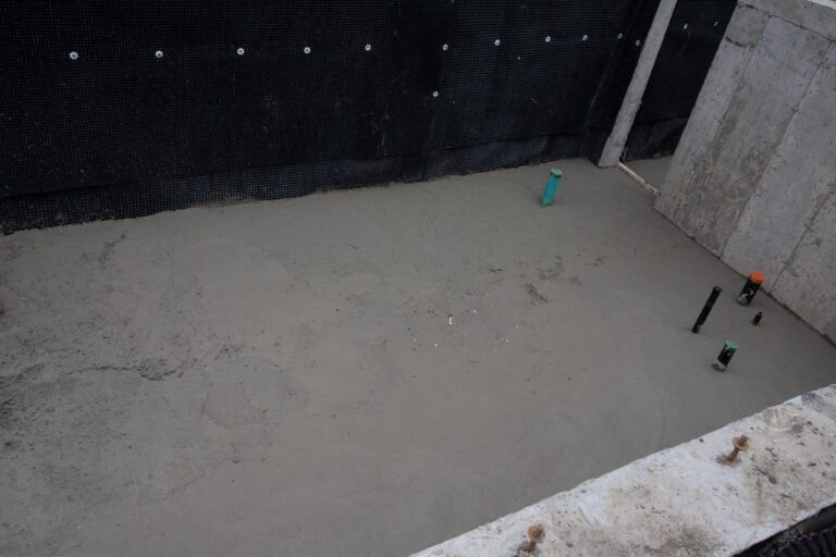 Waterproofing of an inner basement wall with a black membrane